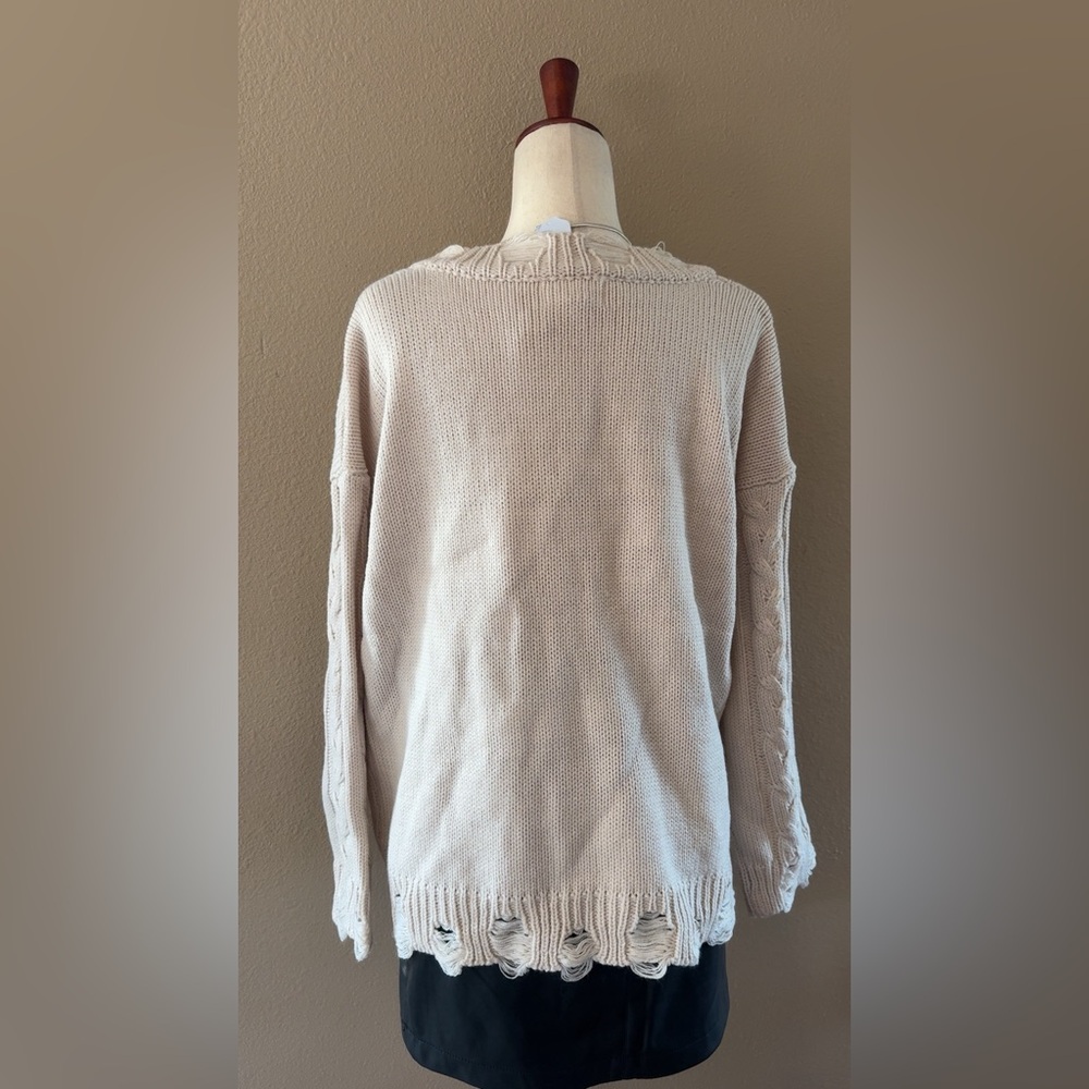 Cable knitted soft v neck sweater with distress - Picture 6 of 7